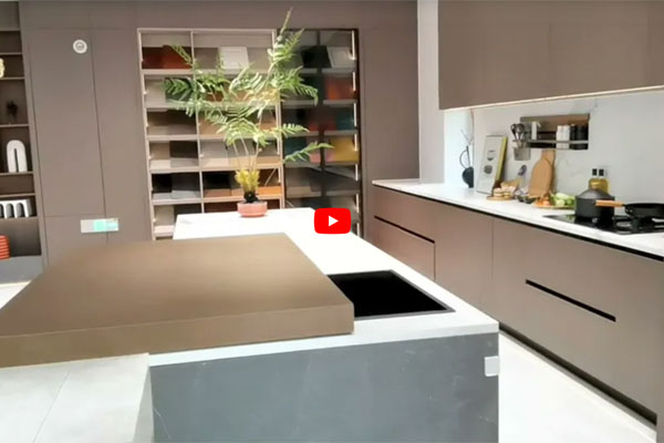 Dapur cerdas dengan meja pulau dapur otomatis dan keran air tersembunyi